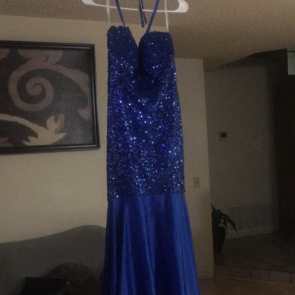 Formal dress - Picture 2 of 5